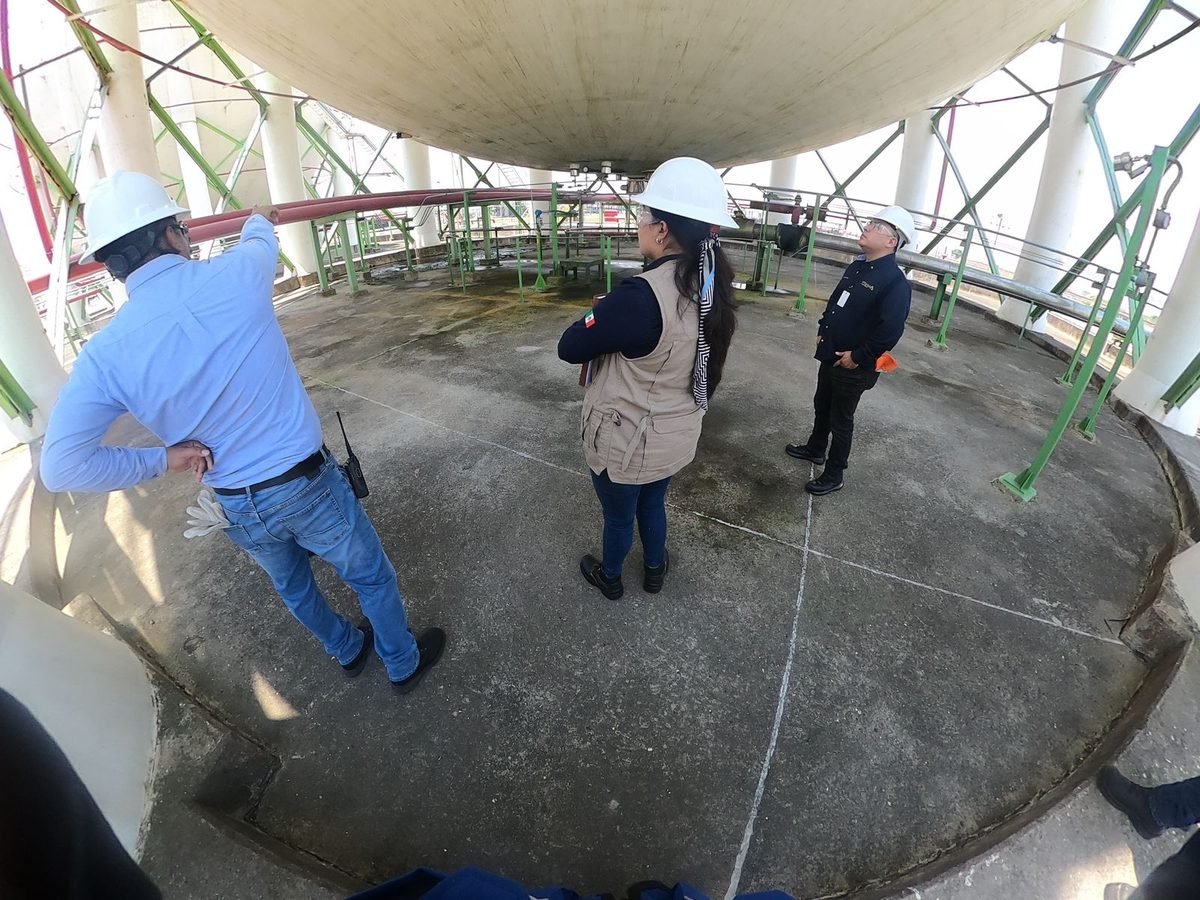 Equipo auditor recorriendo una instalación durante una auditoría externa del SASISOPA