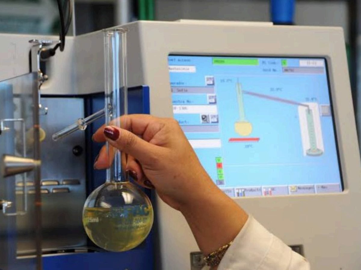 Muestra de combustible en el laboratorio durante la verificación de calidad de la NOM-016-CRE-2016