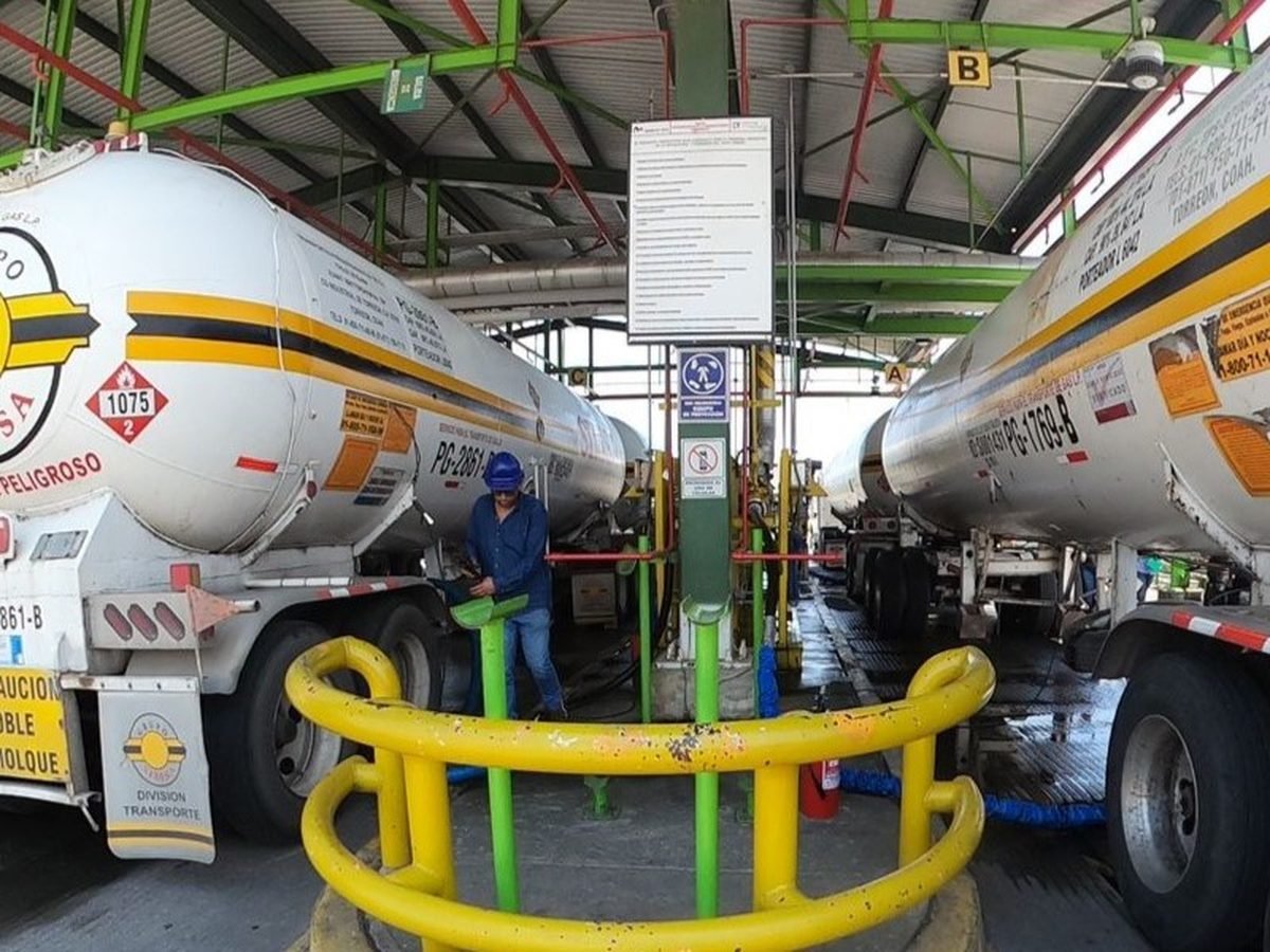 Autotanques de gas L.P. en la zona de carga de una planta de distribución, del tipo que dictamina la NOM-018-ASEA-2023