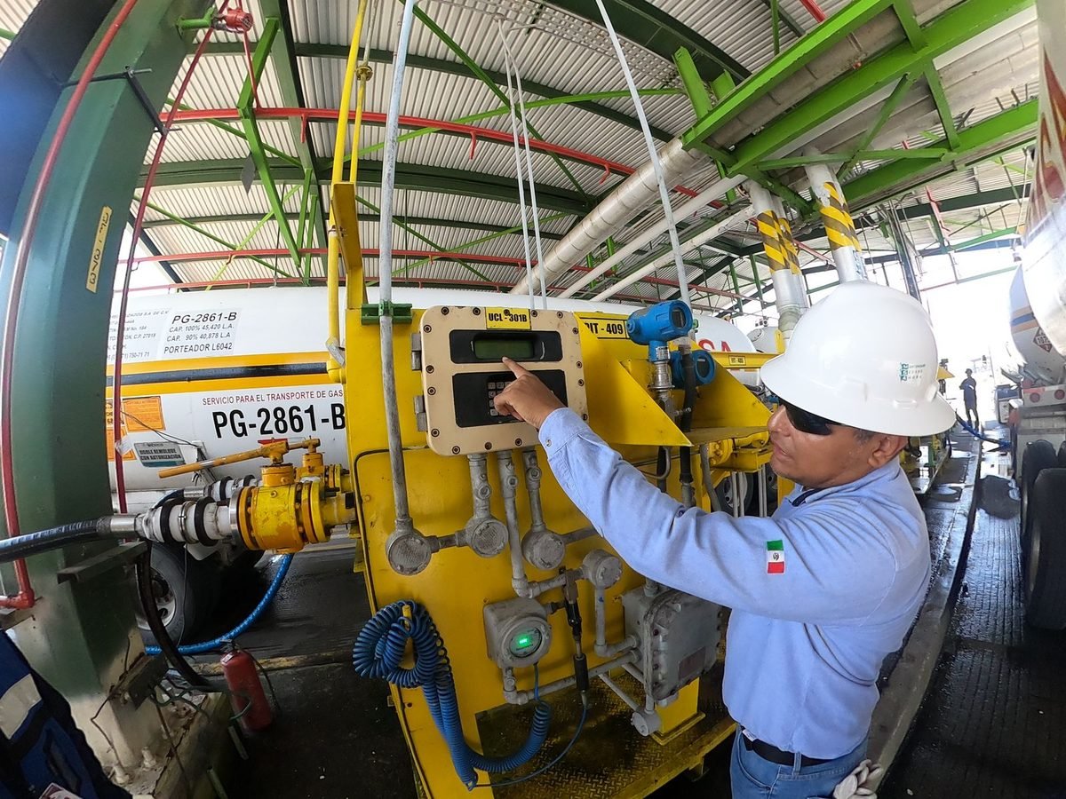 Inspector de la Unidad de Inspección acreditada Petroleum verificando la instrumentación de una instalación de gas