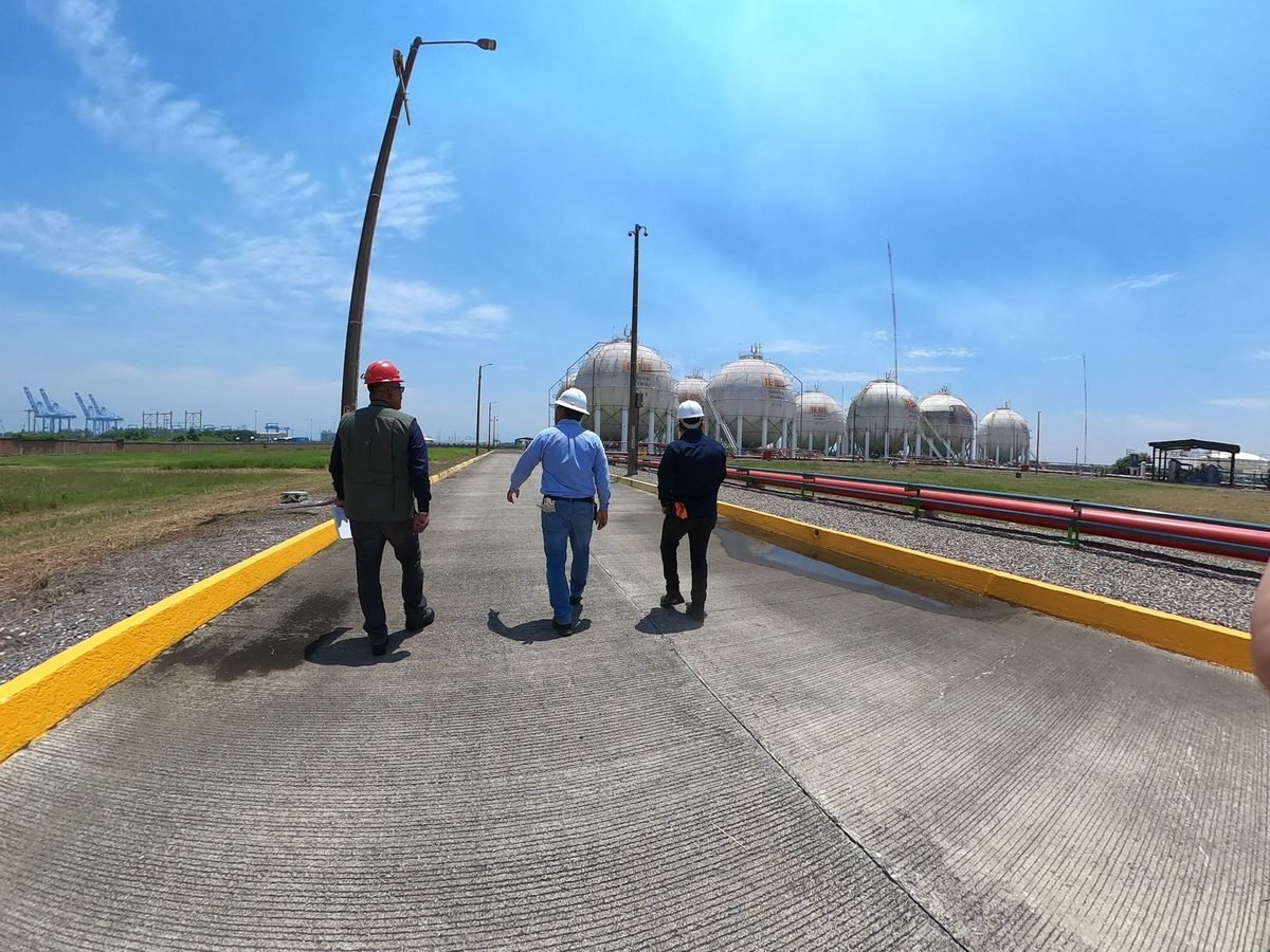Personal de la Unidad de Inspección llegando a una instalación de almacenamiento para prestar servicios de inspección